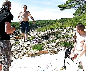 Eu e mais 2 amigos Encontramos 2 malucas numa praia de nudismo e fodemos os 5